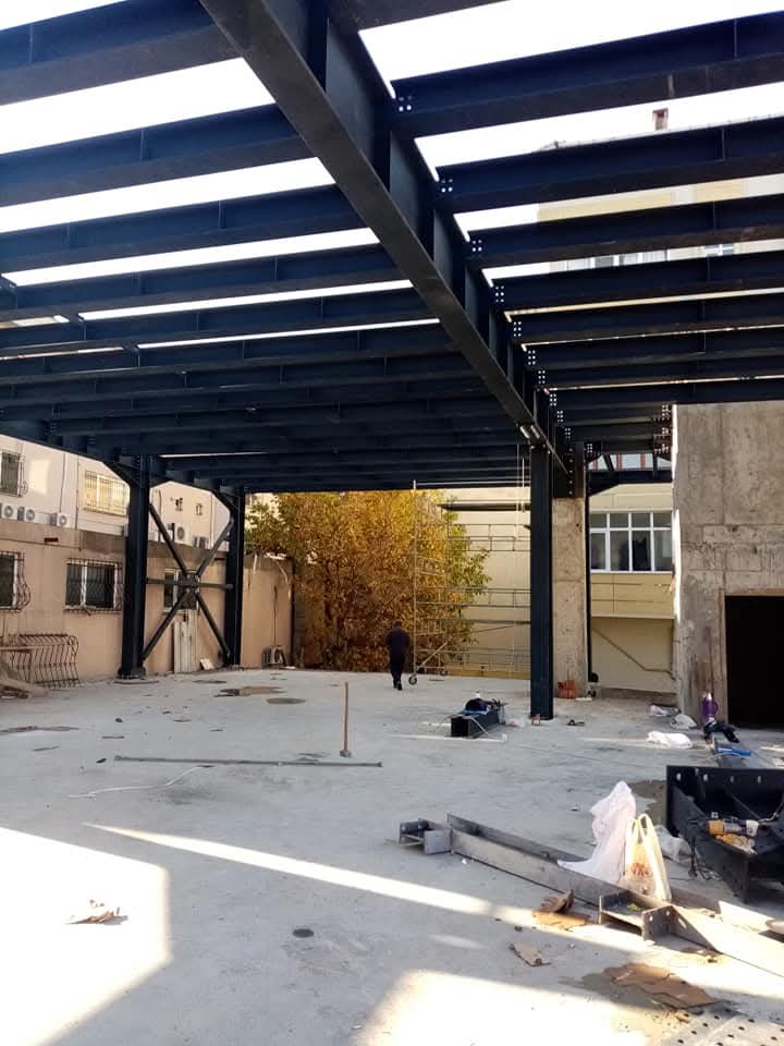 Ağır çelik konstrüksiyon kiriş bağlantı detayı ve montaj çalışması