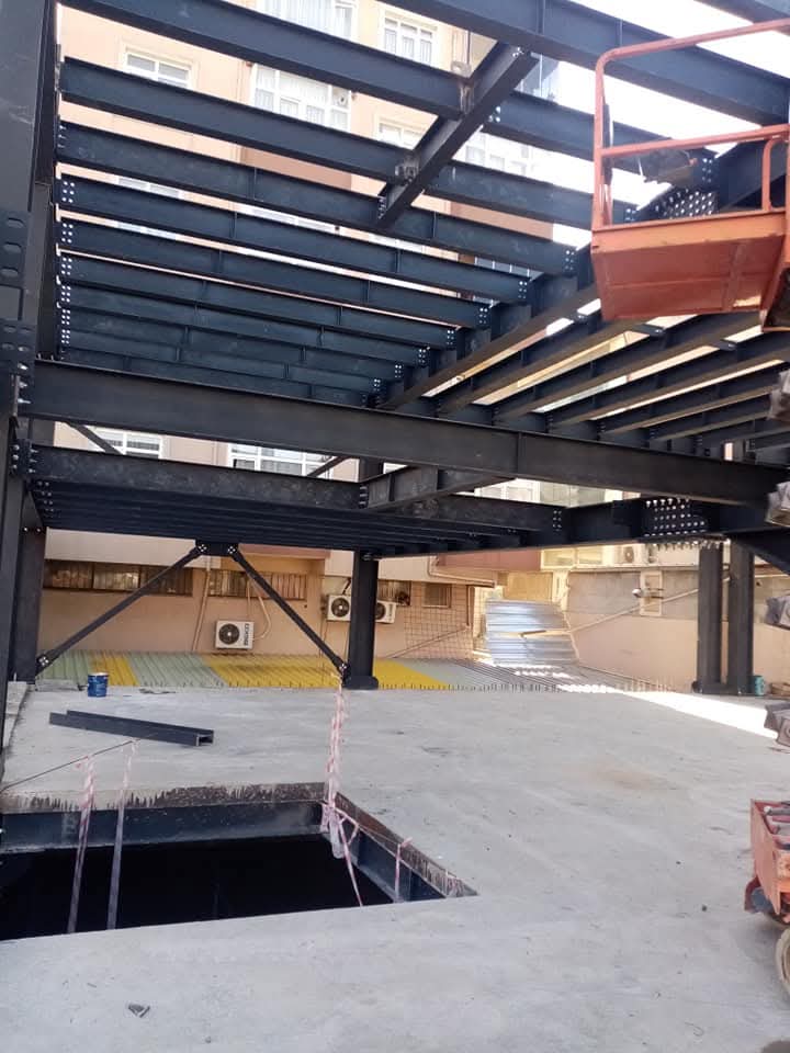 Bina sahasında ağır çelik yapı elemanlarının montaj süreci