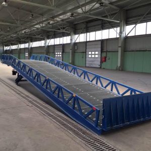 Hidrolik menteşeli çelik yükleme rampası imalatı Umut Metal.